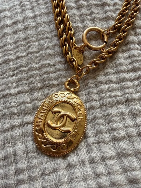 ✨Vintage Chanel CC Medallion Chain Necklace Gold Tone ✨ - Picture 1 of 7